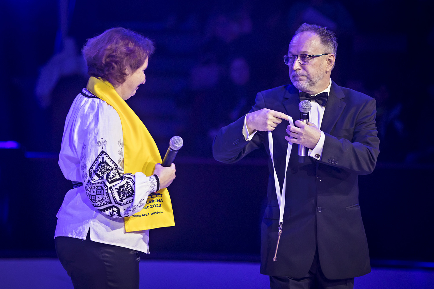 Fekete Péter átadja a manézs kulcsát Olga Oblasovának