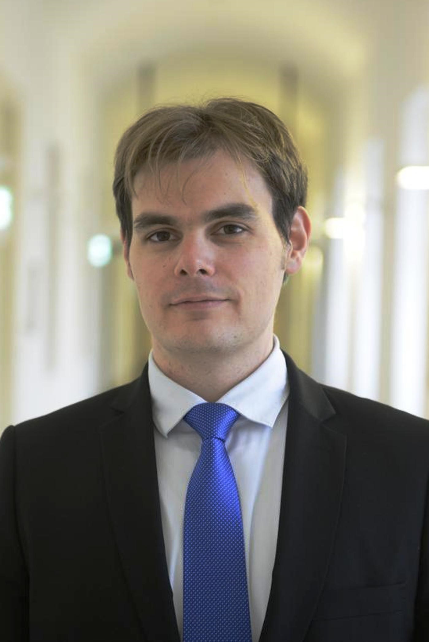 A szakértő szerint a kérdés nem az, hogy vajon ideológiai, illetve pártpolitikai érdekeket mozdít elő valamely közintézmény egy-egy lépése, hanem az, hogy erre milyen módon kerül sor.