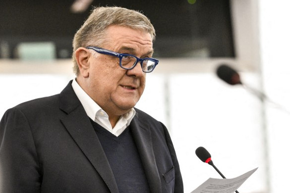 Panzeri is „dalolni” kezdett