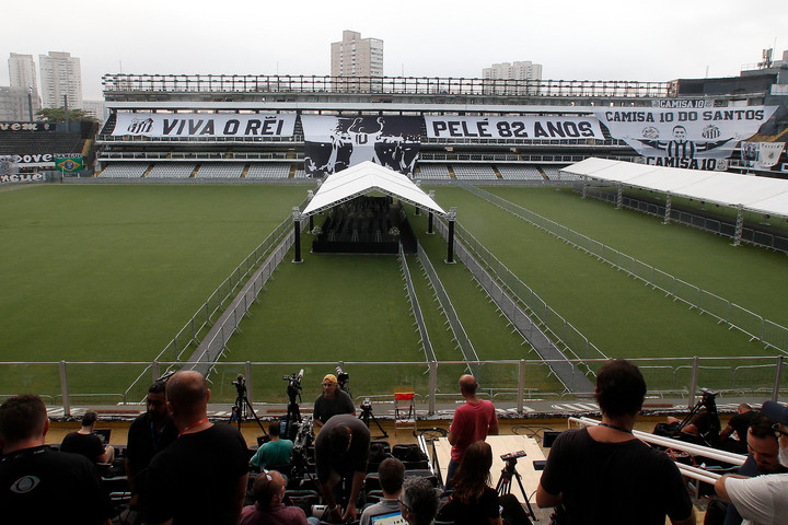 Fotó: AFP/Miguel Schincariol A szurkolók búcsúznak Pelétől az FC Santos stadionjában