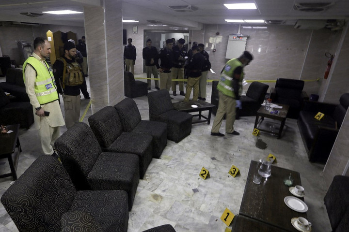 Fotó: AFP/Zafar IQBAL Prominens pakisztáni ügyvédet lőttek agyon egy bíróság épületében