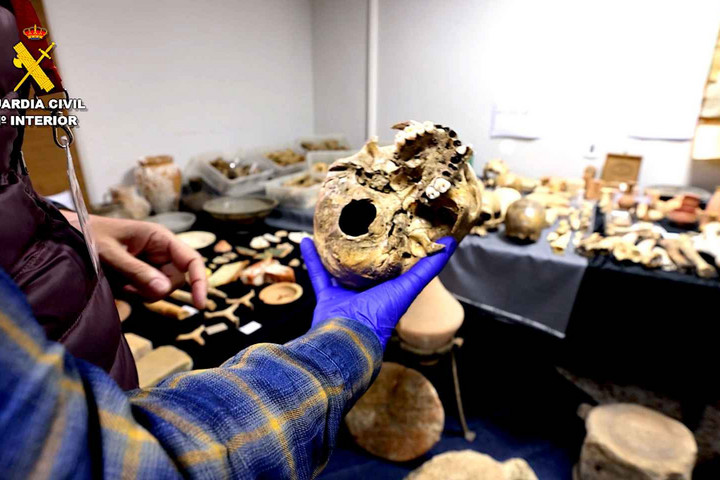 Több száz paleolit ​​eszközt, római csempét, csontot és más ősi leletet foglaltak le Spanyolországban