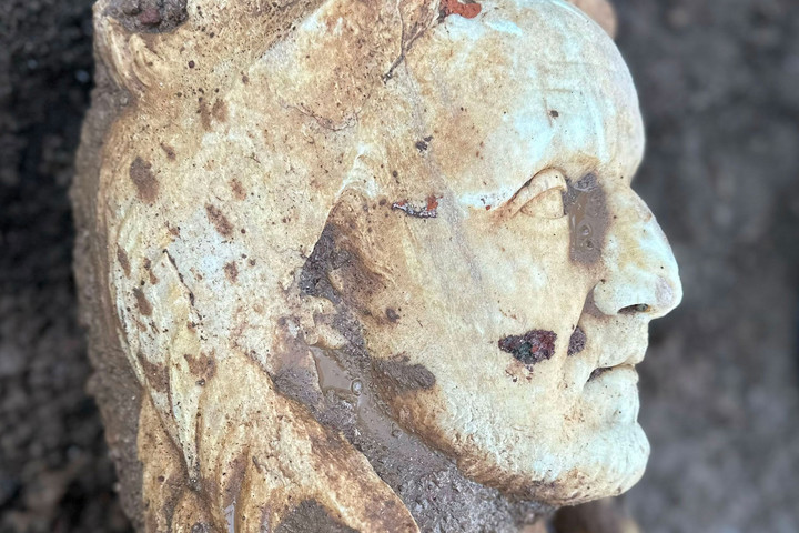 Fotó: Facebook/Parco Archeologico dell'Appia Antica Vízvezetéket cseréltek, remek állapotú Herkules szobrot találtak Rómában