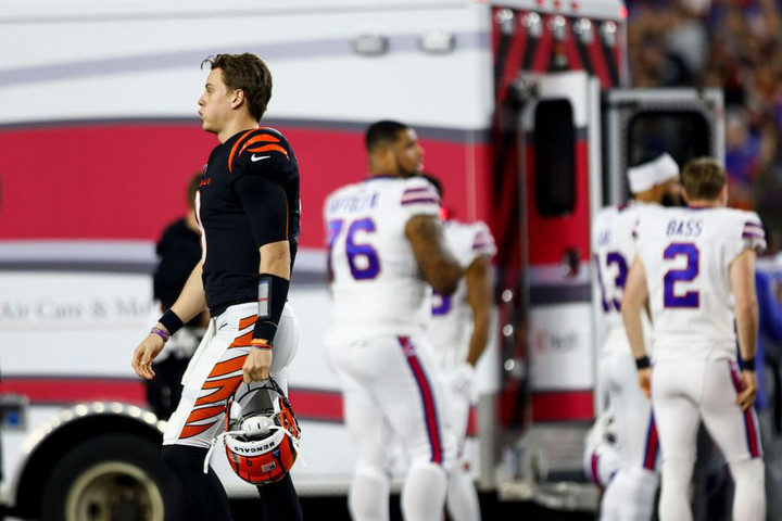 Fotó: AFP Összeesett, és jelenleg is kritikus az NFL sztár állapota