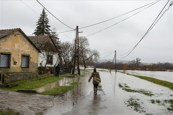 Fotó: MTI/Komka Péter Elkezdődtek az áradások