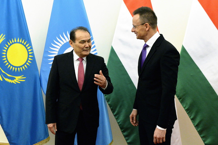 Szijjártó Péter kazah vezetőkkel találkozott