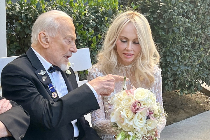 Fotó: Facebook/Buzz Aldrin Buzz Aldrin amerikai űrhajós a 93. születésnapján vette el a szerelmét