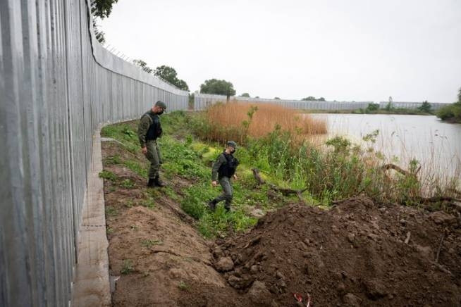 Fotó: AFP Migránsok tucatjai jutottak át Görögországba az Évrosz határfolyón keresztül
