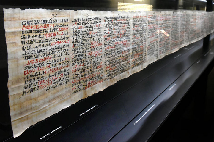Sértetlen, közel 16 méter hosszú papiruszt találtak