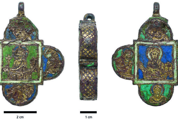 Német kutatók neutronokat használtak, hogy bekukucskáljanak egy 800 éves amulett belsejébe
