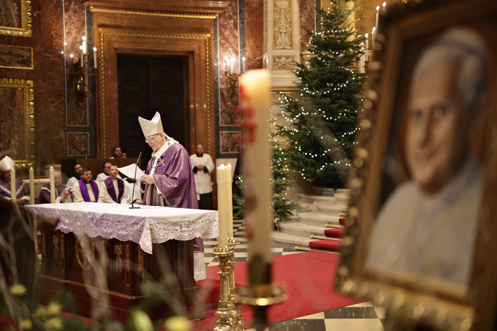 Fotó: Esztergomi Érsekség/Csapó József Gyászmise XVI. Benedek emeritus pápáért - GALÉRIA