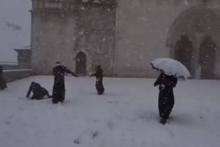 Olaszországban esik a hó, Assisiben hógolyóznak a szerzetesek