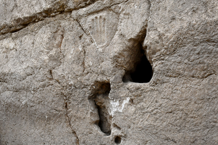 Fotó: AFP/Israeli Antiquities Authority Kőbe vésett tenyérnyomot találtak a Jeruzsálem körüli várárok feltárásakor