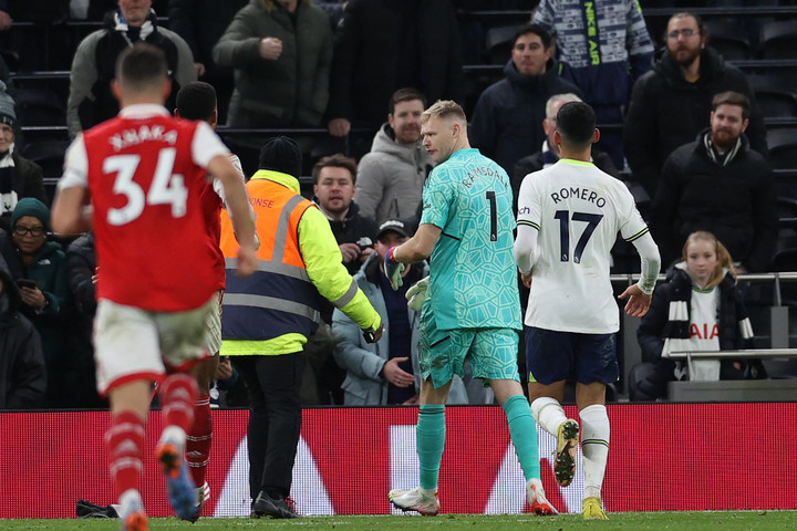 Örökre kitilthatják az Arsenal kapusát hátba rúgó szurkolót