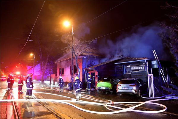 Fotó: MTI/Lakatos Péter Épületek lángoltak hajnalban a XV. kerületben