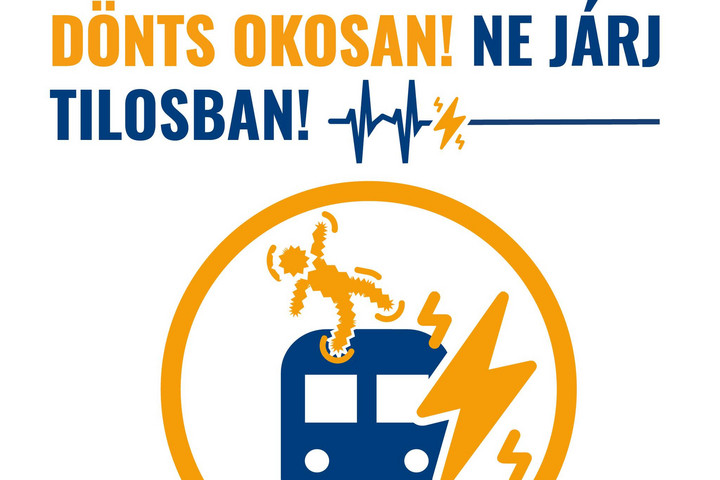 Fotó: Facebook/MÁV–Volán Az életét kockáztatja, aki a vonat tetejére mászik