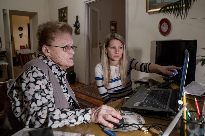 Fotó: MH Az egyedül élő idősek a leginkább kiszolgáltatottak az internet veszélyeinek