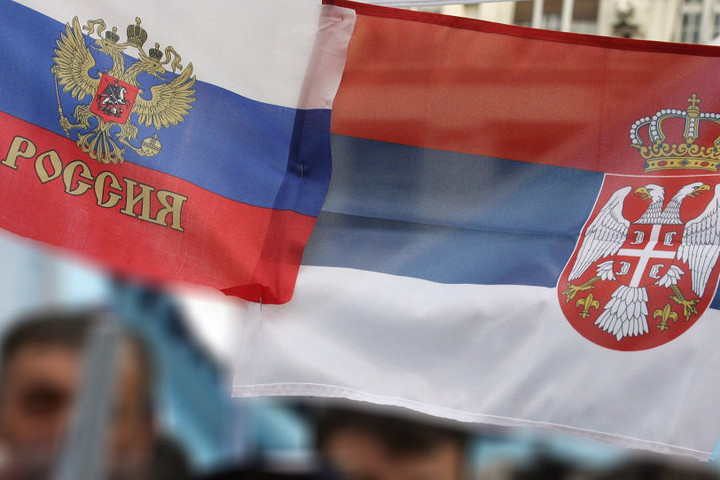 Összekeverték a biztonságiak a szerb és az orosz zászlót