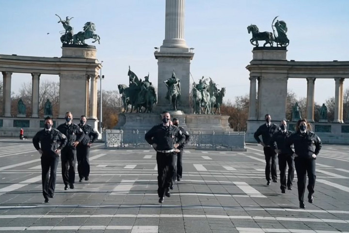 Fotó: Youtube / PoliceHungary A világ legjobbjai között a magyar rendőrök tánca