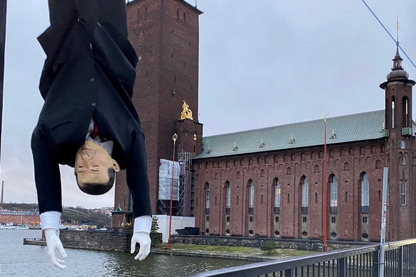 Erdogan-bábut lógattak fel Stockholmban