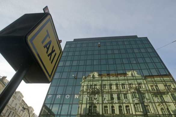 A taxis nem akarta elvinni a kutyájával együtt, ezért kirángatta a sofőrt, és ellopta az autóját