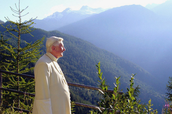 Álmatlansága miatt mondott le a néhai XVI. Benedek pápa