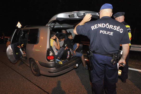 Szlovák rendőrautónak ütköző, gyalog menekülő embercsempészt fogtak