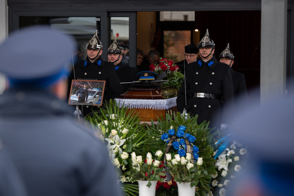 Végső búcsút vettek a hősi halott rendőrtől: óriási tömeg kísérte az utolsó útjára Baumann Pétert - VIDEÓ