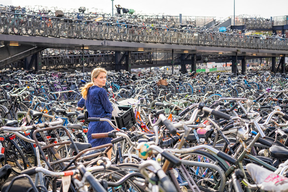 7000 bicikli fér el a víz alatti parkolóházban Amszterdamban, ahová autóknak tilos behajtani