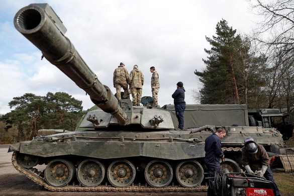 London harckocsikat és önjáró lövegeket szállít Ukrajnának