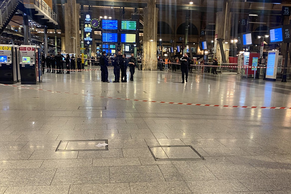 Késes támadó sebesített meg többeket Párizsban