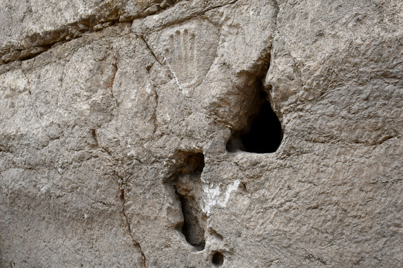 Kőbe vésett tenyérnyomot találtak a Jeruzsálem körüli várárok feltárásakor