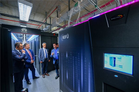 Átadták Magyarország legerősebb szuperszámítógépét Debrecenben