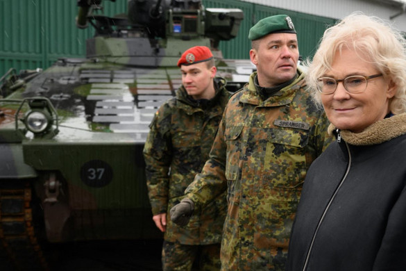 Hamarosan lemond a német védelmi miniszter