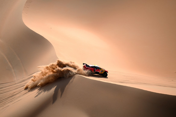 Loeb sorozatban hatodszor nyert szakaszt a Dakar-ralin