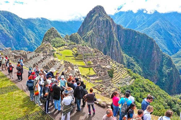 Halálos tüntetések miatt lezárták Peruban a Machu Picchut