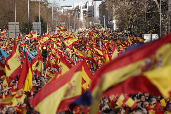 Tízezrek tüntettek Pedro Sánchez baloldali kormánya ellen