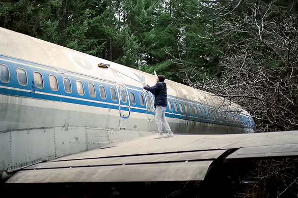 Évtizedek óta lakik egy repülőgépben - Videó