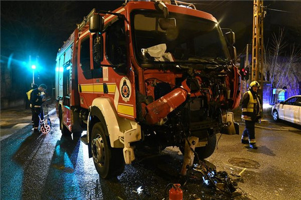Tűzoltóautó és autóbusz karambolozott