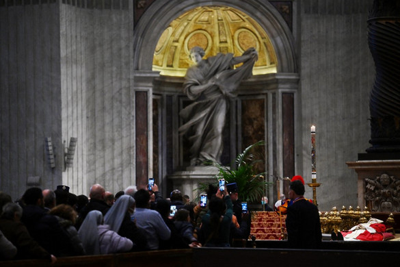 Pápának kijáró ceremóniával helyezik örök nyugalomra XVI. Benedeket
