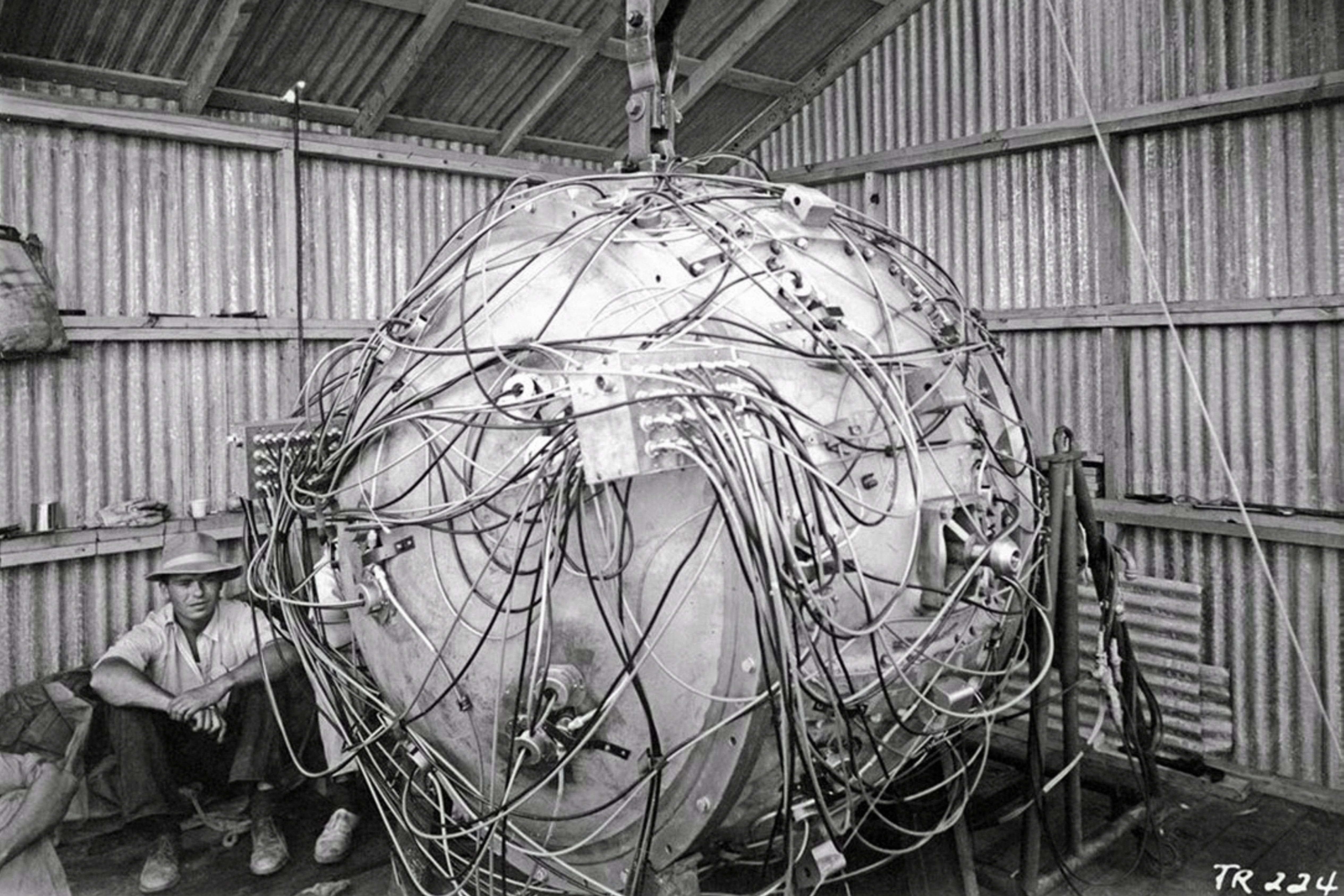 Испытания первой в мире. Тринити атомная бомба. Плутониевая бомба штучка. Первая атомная бомба США Тринити. Лос Аламос Манхэттенский проект.
