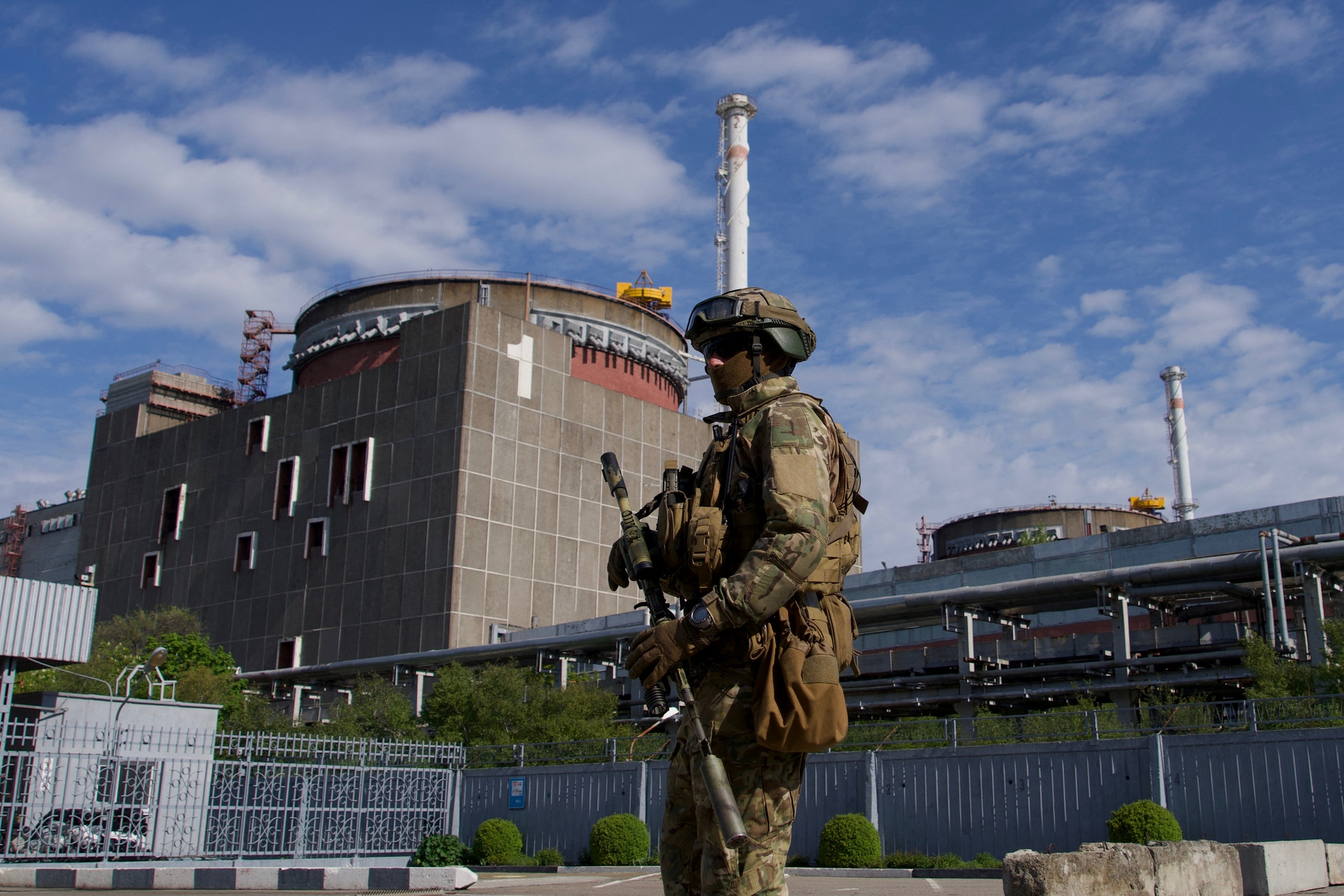 Egy orosz katona járőrözik a Zaporizzsjai Atomerőmű területén Energodarban 2022. május 1-jén. A délkelet-ukrajnai Zaporizzsjai Atomerőmű Európa legnagyobb atomerőműve és a világ 10 legnagyobb atomerőműve között van. (A kép az orosz hadsereg által szervezett médiakiránduláson készült.)