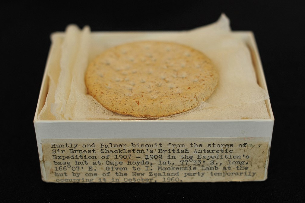Egy Huntley és Palmers keksz Ernest Shackleton egyik korábbi, 1907-09 között zajlott sikertelen déli sarki expedíciójáról, melyet a londoni Christie's aukciósház bocsátott árverésre