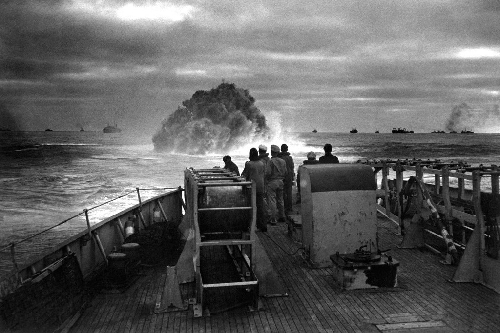 Az US Spencer vízibombát dob a német U-175-ös búvárhajóra 1943. április 17-én
