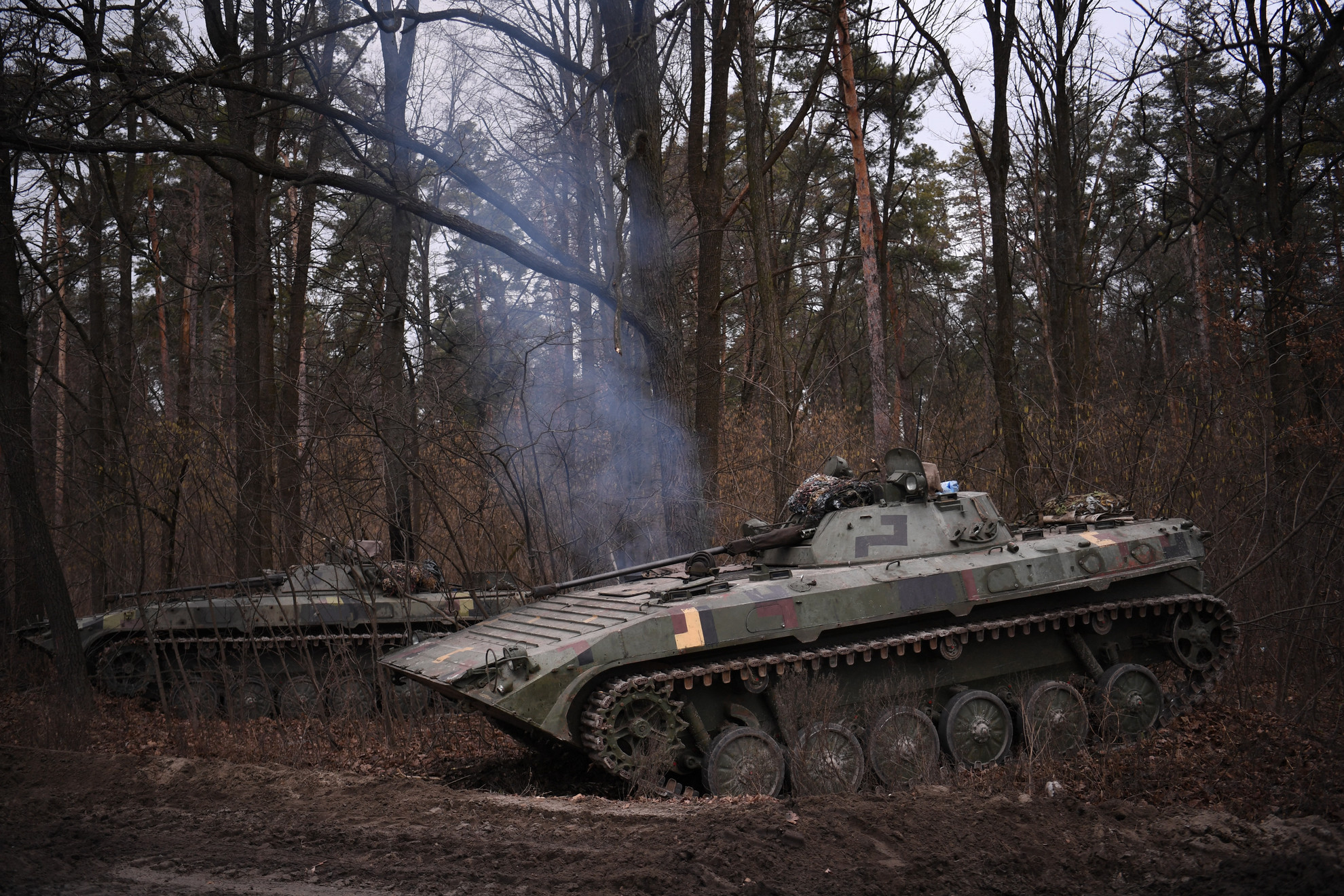 Egy ukrán BMP-2 gyalogsági harcjármű áll őrségben Kijev külvárosában. Az ukrán hadsereg szerint harc folyik a Kijev melletti légibázisért 2022. február 24-én.