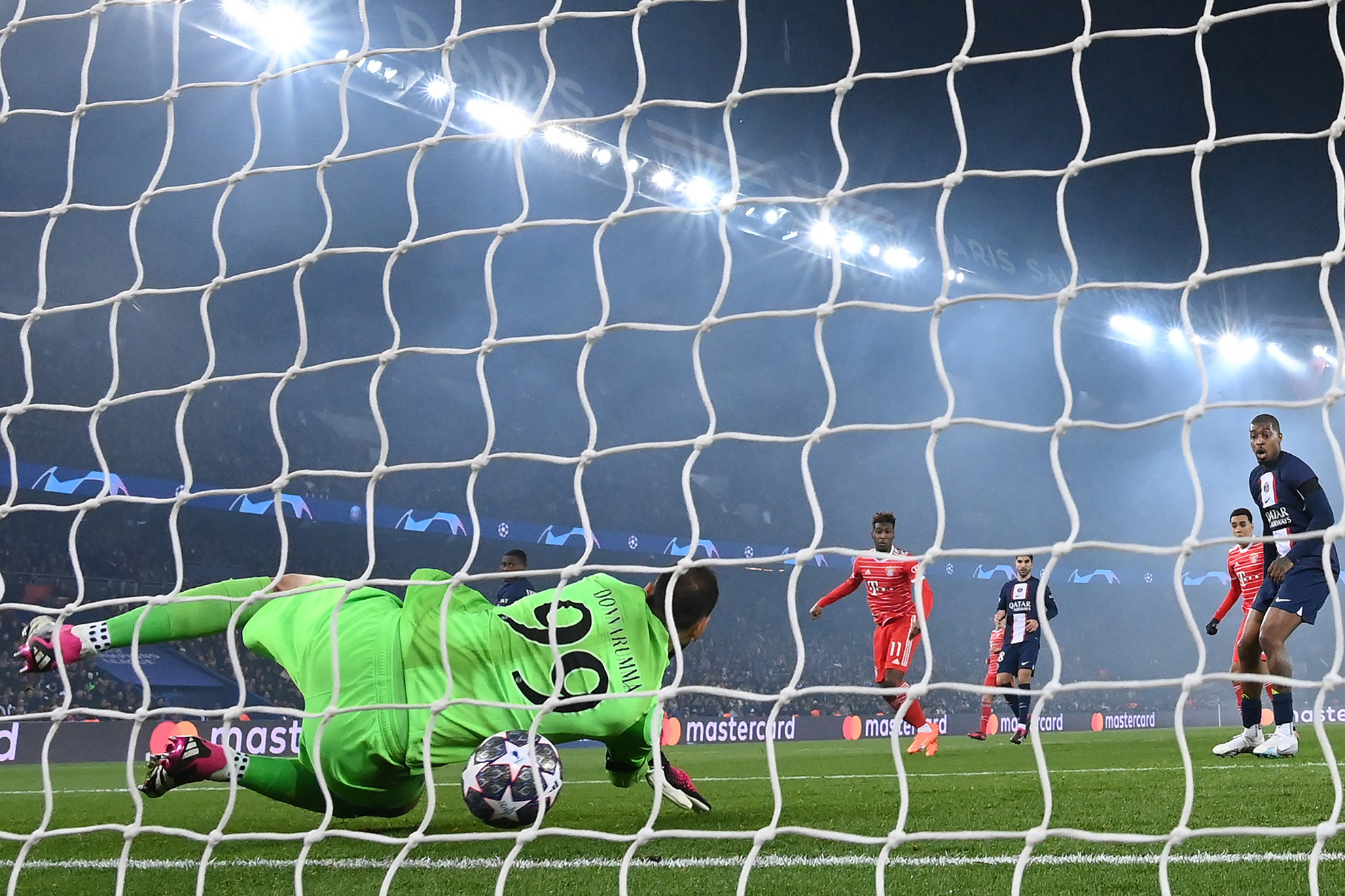 Fotó: AFP/Franck Fife A PSG kapusa, Gianluigi Donnarumma több ziccert is védett az erőteljesen támadó Bayern München ellen, mint például a 64. percben, amikor Benjamin Pavard (takarásban) fejelt a szöglet után, ám az olasz válogatott kapusa bravúrosan oldalra ütötte a labdát. A kipattanóra még Choupo-Moting érkezett, de a partjelző már lest intett
