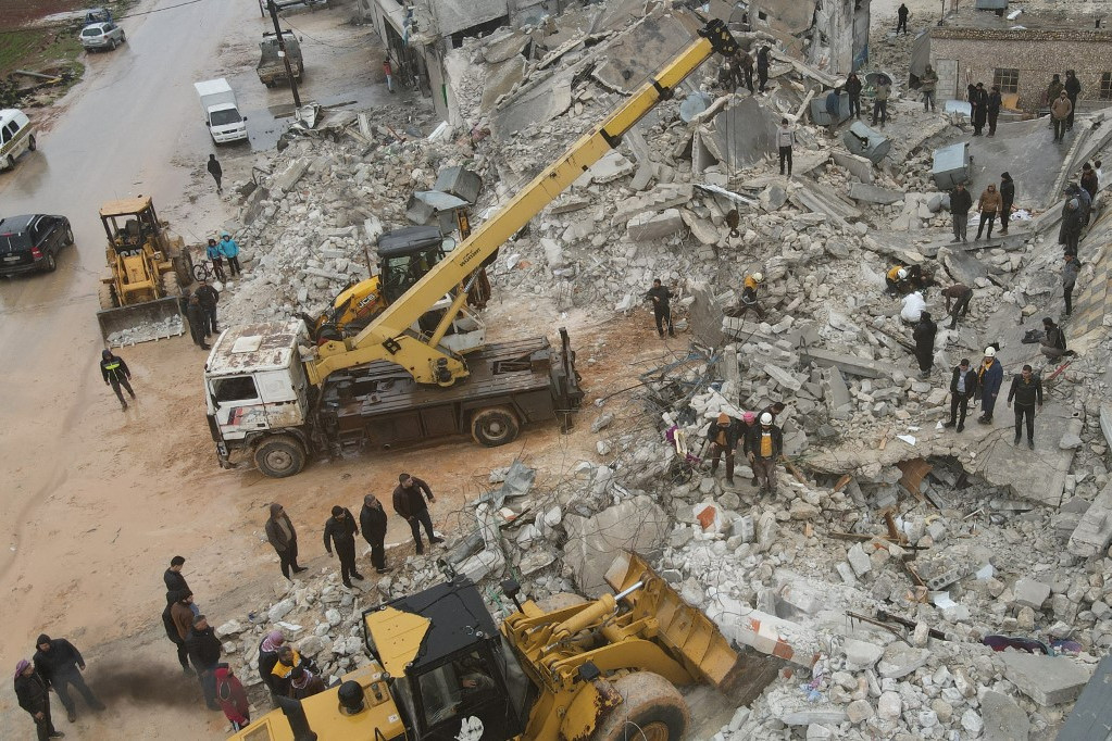 Fotó: AFP/Aaref Watad A mentőcsapatok túlélők után kutatnak a romok között Atareb városában, Szíria északi Aleppo tartományának nyugati vidékén