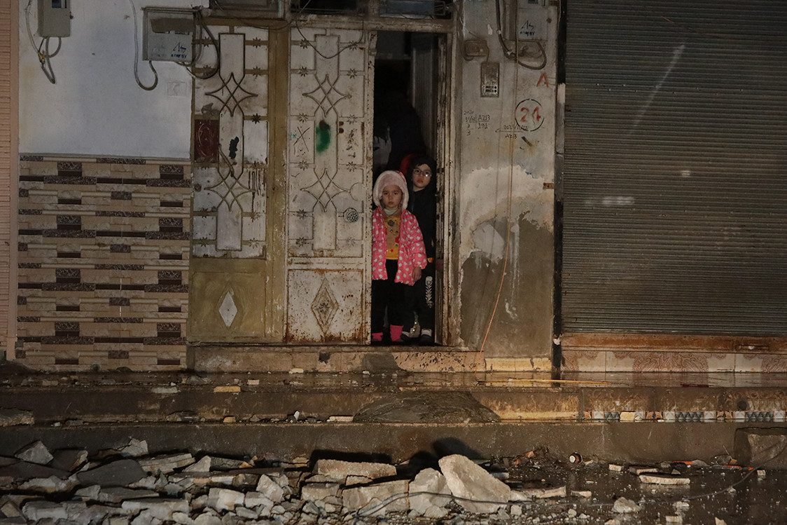 Egy romos épület ajtajában, Aleppóban.