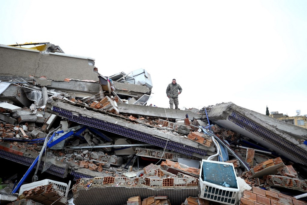 A földrengés után összedőlt épület Hatay Iskenderun kerületében, Törökországban