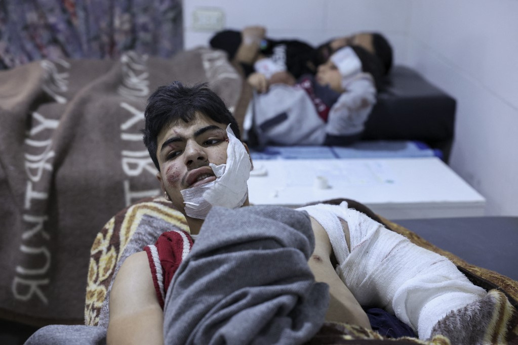 A hajnali földrengés sérültjei a szíriai Darkush városában, a lázadók által uralt északnyugati Idlíb tartomány szélén lévő al-Rahma kórházban.